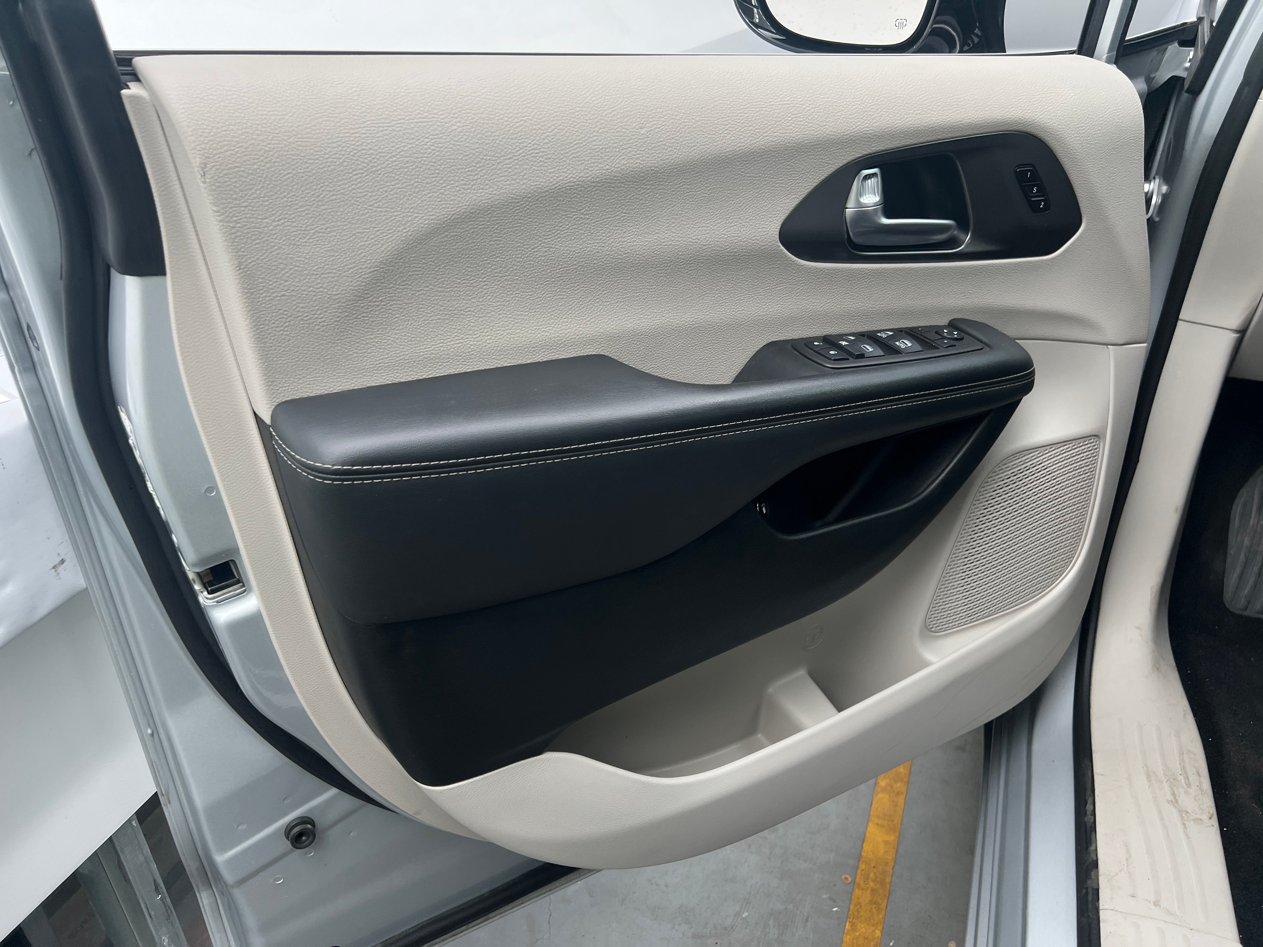 chrysler pacifica phev 2024 2C4RC1S7XRR157097 image chrysler pacifica phev 2024 2C4RC1S7XRR157097 image